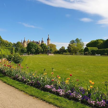 Neumuehler Hof- Ferienwohnung "Benjamin" Mit Grosser Privater Dachterasse Und Guter Anbindung In Die City Schwerin  Eksteriør bilde